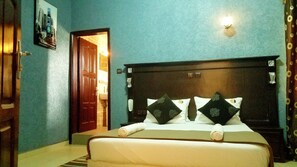 Deluxe Double Room | Desk, laptop workspace, iron/ironing board, free WiFi
