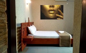 Comfort Quadruple Room | Desk, laptop workspace, iron/ironing board, free WiFi - KP Hotel Cotonou (Cotonou)