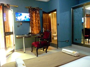 Escritorio y espacio para trabajar con laptop 