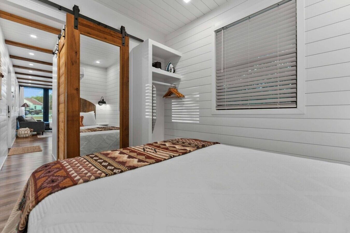 2 bedrooms, desk, iron/ironing board, WiFi