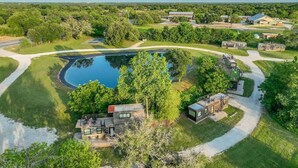 Un quartier résidentiel doté d’un grand étang, de maisons modernes et d’une pelouse bien entretenue.