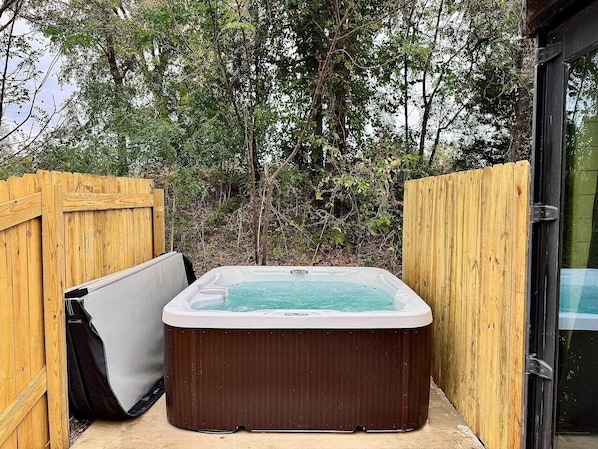 Outdoor spa tub