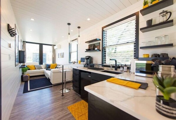 Réfrigérateur, four à micro-ondes, cafetière-théière