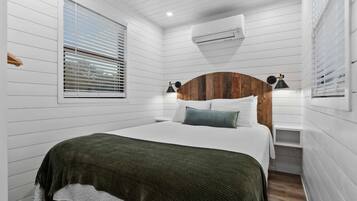1 bedroom, desk, iron/ironing board, WiFi