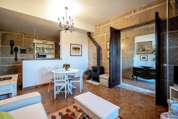 Televisión y chimenea 