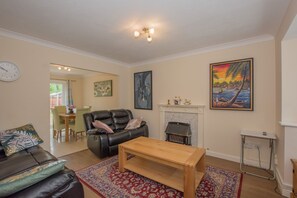 Living room - Modern 4 Bedroom Detached House in Cardiff (Cardiff)