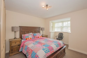 House - Modern 4 Bedroom Detached House in Cardiff (Cardiff)