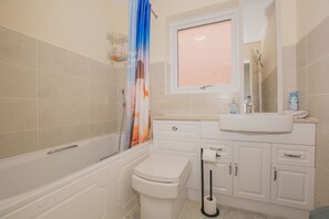 Casa | Baño | Tina con regadera, tina profunda, secadora de cabello, toallas 