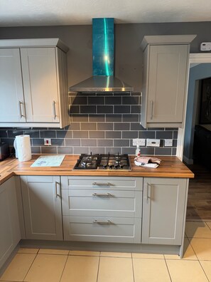 Casa | Cocina privada | Refrigerador, microondas, horno y parrilla de estufa