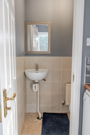 Bathroom - Modern 4 Bedroom Detached House in Cardiff (Cardiff)