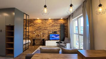 Tabla de planchar con plancha, wifi gratis y ropa de cama
