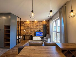 Tabla de planchar con plancha, wifi gratis, ropa de cama