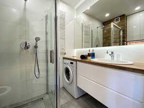Shower, hair dryer, towels, toilet paper - BP Apartment I (Torun)