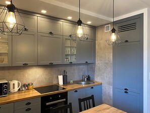 Frigorífico, horno, placa de cocina y lavavajillas