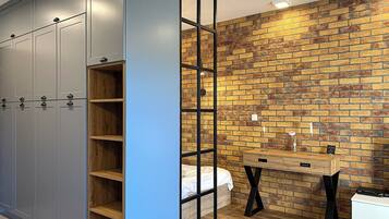Tabla de planchar con plancha, wifi gratis y ropa de cama