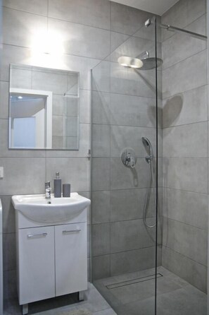 Apartment, 1 Schlafzimmer | Badezimmer | Dusche, Haartrockner, Handtücher, Seife