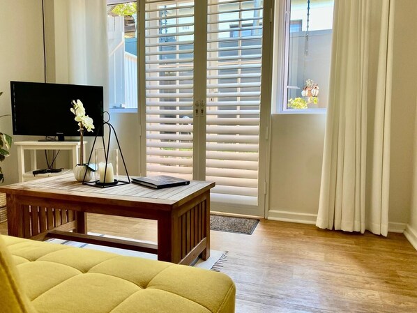 Standard Double Room | Living area | Smart TV - Anchor's Rest Hermanus (Hermanus)