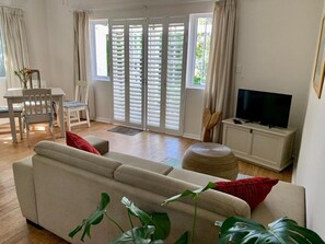 Deluxe Cottage, 1 Bedroom | Living area | Smart TV - Anchor's Rest Hermanus (Hermanus)