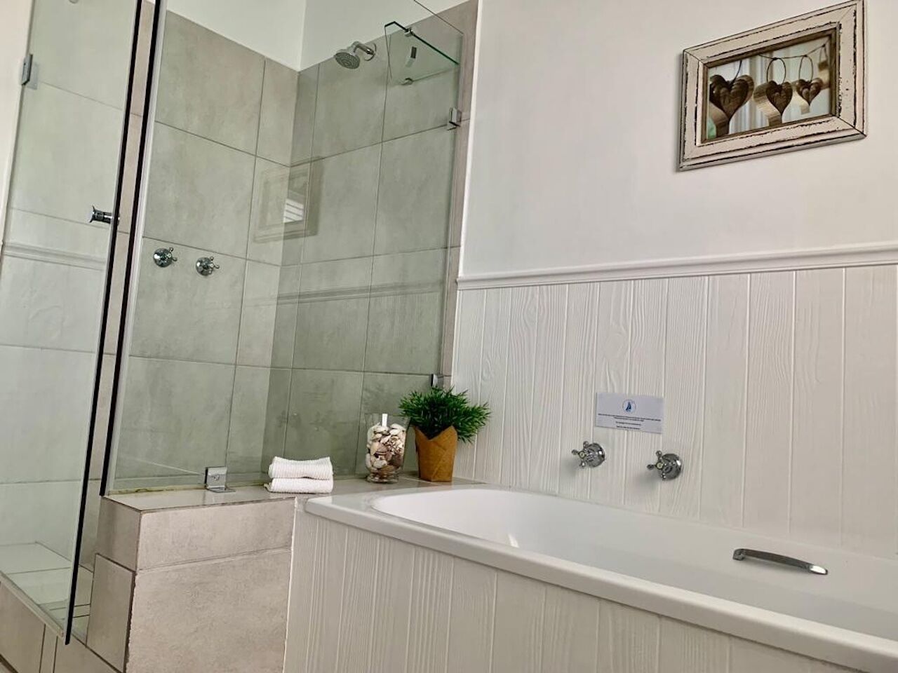 Suite familiare | Bagno | Set di cortesia gratuito, asciugacapelli, asciugamani, sapone