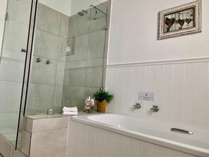 Family Suite | Bathroom | Free toiletries, hair dryer, towels, soap - Anchor's Rest Hermanus (Hermanus)