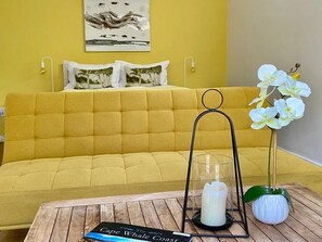 Standard Double Room | Living area | Smart TV - Anchor's Rest Hermanus (Hermanus)