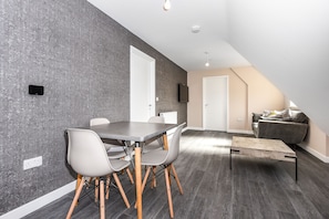 Luxe appartement, 3 slaapkamers | Woonruimte | Een 32-inch flatscreentelevisie met digitale zenders en smart-tv