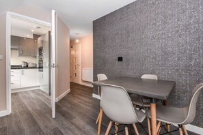 Luxury Apartment, 3 Bedrooms | In-room dining - Magna House (Egham)