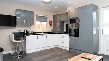 Appartement Luxe, 1 chambre | Cuisine privée | Réfrigérateur, micro-ondes, four, plaque de cuisson