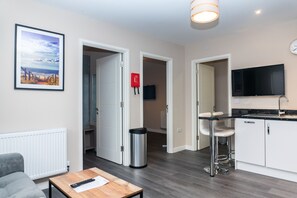 Luxe appartement, 2 slaapkamers | Woonruimte | Een 32-inch flatscreentelevisie met digitale zenders en smart-tv