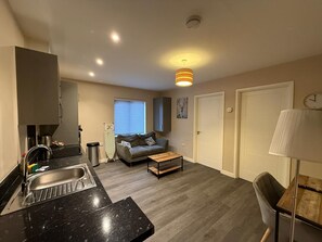 Appartement luxueux, 2 chambres | Bureau, espace de travail pour ordinateurs portables