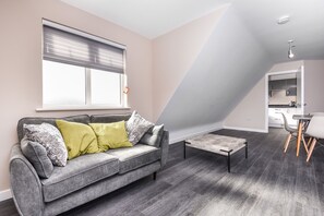 Apartemen Mewah, 3 kamar tidur | Area keluarga | Televisi layar datar 32-inci dengan saluran TV digital dan Smart TV