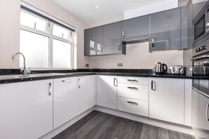 Luxury Apartment, 3 Bedrooms | Private kitchen