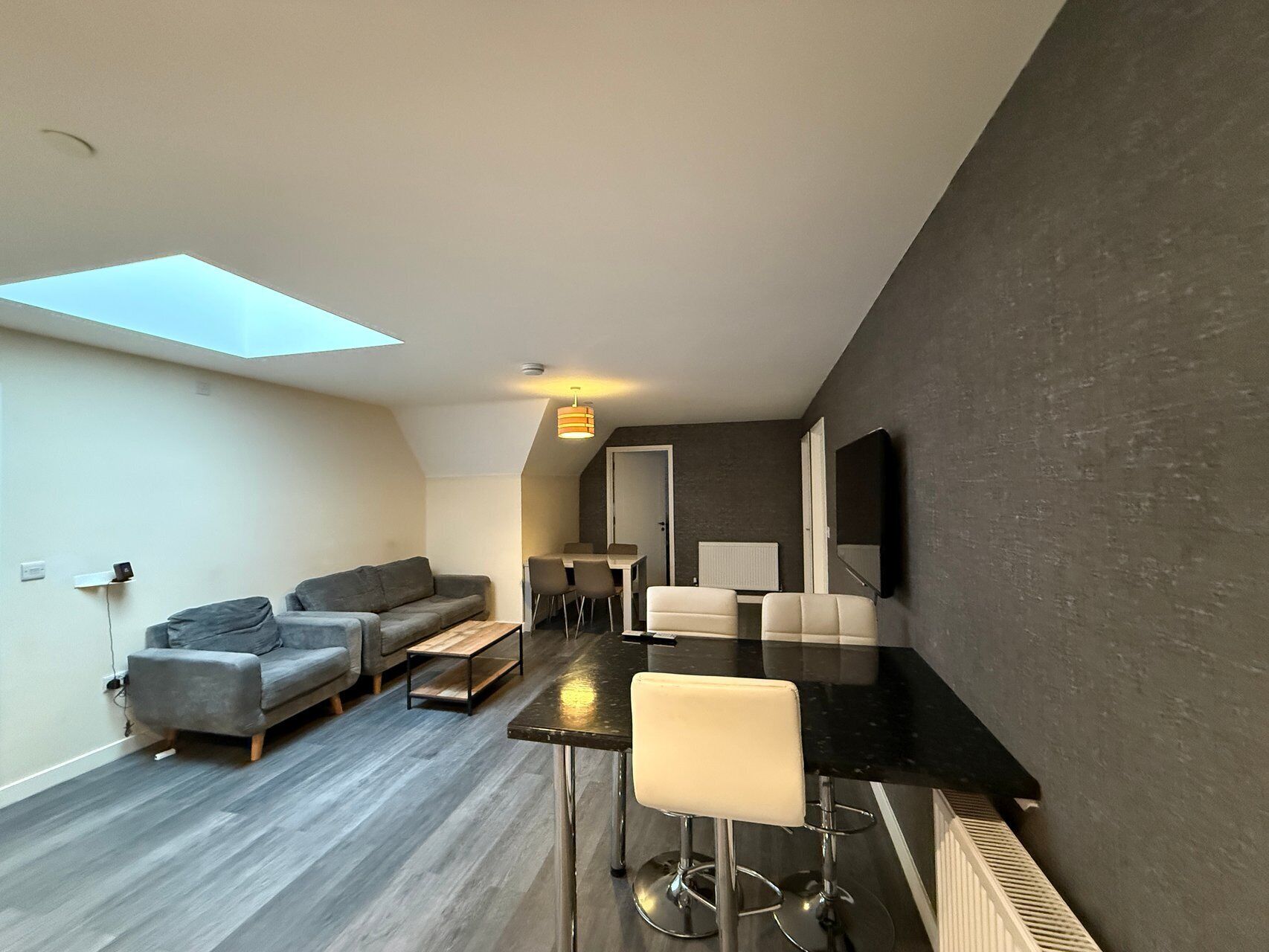 Luksusleilighet, 3 soverom | Skrivebord, skrivebord for bærbar PC og strykejern/-brett