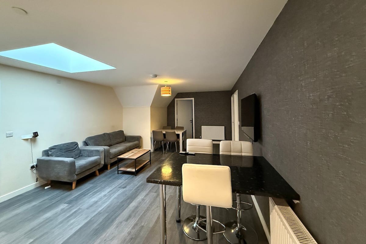 Luxury Apartment, 3 Bedrooms | Desk, laptop workspace, iron/ironing board, free WiFi