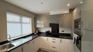 Luxury Apartment, 3 Bedrooms | Desk, laptop workspace, iron/ironing board, free WiFi