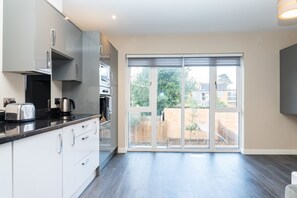 Luxe studio | Privékeuken | Een koelkast, een microgolfoven, een oven, een kookplaat