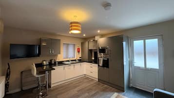 Luxury Apartment, 2 Bedrooms | Desk, laptop workspace, iron/ironing board, free WiFi