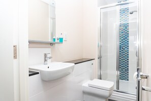 Luxury Apartment, 2 Bedrooms | Bilik Mandi | Pancuran mandi, pengering rambut, tuala disediakan, sabun