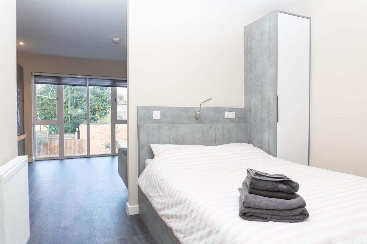 Desk, laptop workspace, iron/ironing board, free WiFi