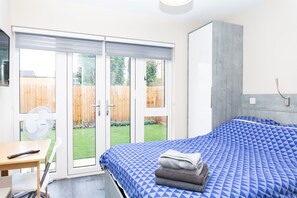 Luxury Apartment, 1 Bedroom | Desk, laptop workspace, iron/ironing board, free WiFi - Magna House (Egham)