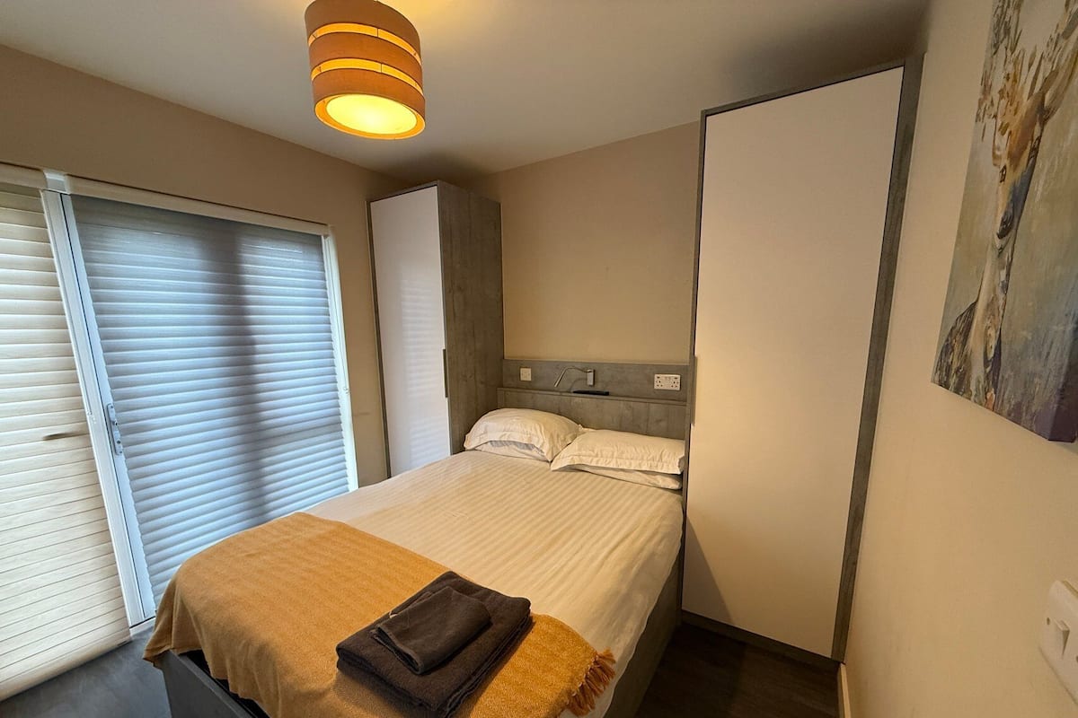 Luxury Apartment, 2 Bedrooms | Desk, laptop workspace, iron/ironing board, free WiFi