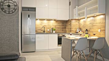 Apartament Comfort | Cuina privada | Frigorífic, forn, placa de cuina i bullidora elèctrica