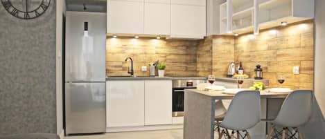 Refrigerador, horno, placa de cocina, tetera/pava eléctrica