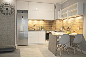 Refrigerador, horno, placa de cocina, tetera/pava eléctrica