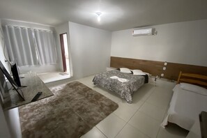 Phòng 3, nhiều giường | Bàn, bộ trải giường 