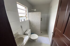 Habitación triple, varias camas | Baño | Ducha, artículos de higiene personal gratuitos, toallas y jabón