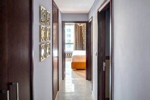 2 chambres, coffres-forts dans les chambres, fer et planche à repasser