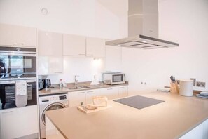 Geladeira, micro-ondas, fogão, cooktop
