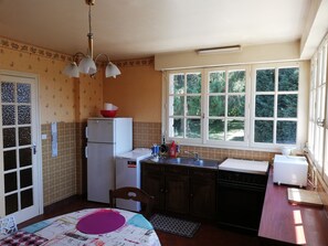 Frigorífico, microondas, horno y placa de cocina