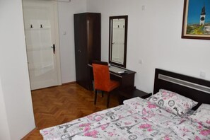 Ropa de cama de alta calidad y escritorio
